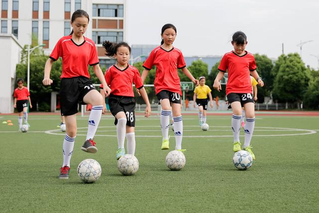 小学足球基础训练，筑梦绿茵场