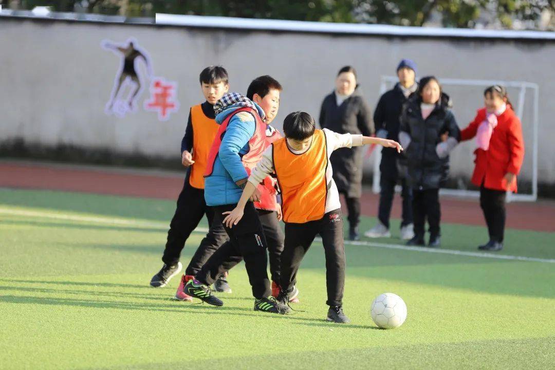 小学足球技术动作，奠定未来足球明星的基石